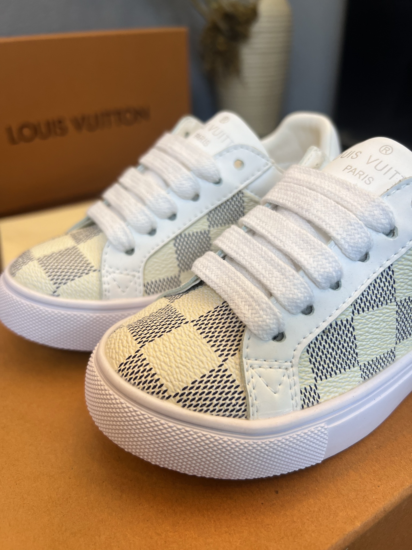 Children's shoes child